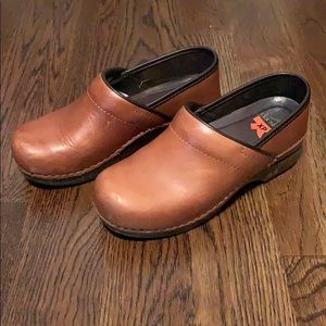 Dansko XP Light Brown Clogs